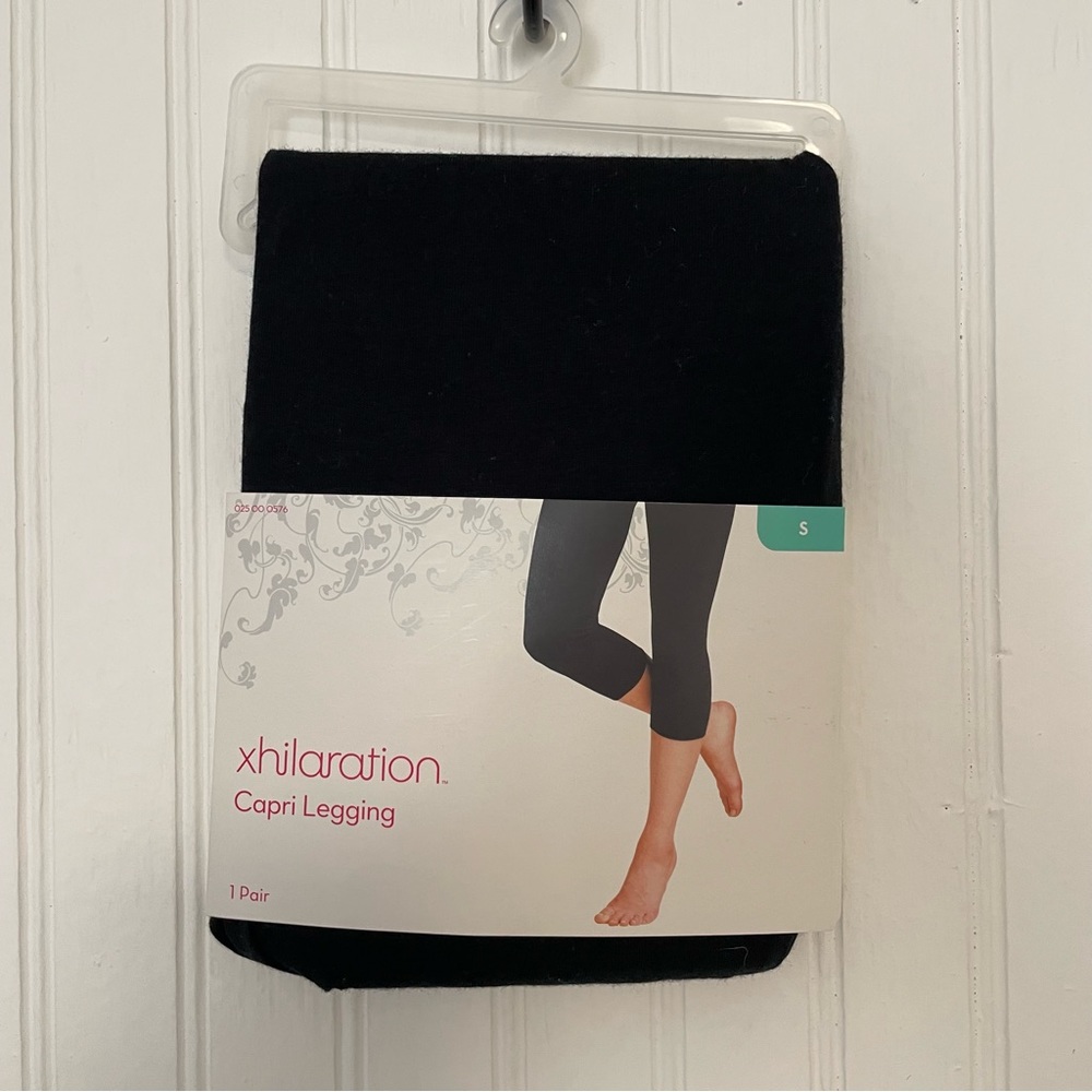 (NEW WITH TAGS) Xhilaration Womens Black Capri Cotton Leggings (SMALL)